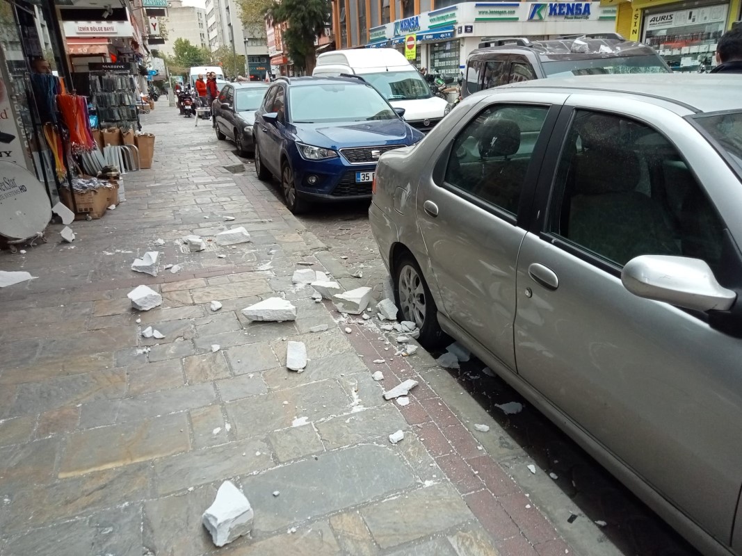 Fırtına sebebiyle inşaattan düşen beton parçaları, seyir halindeki araca düştü