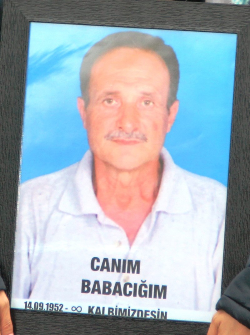 Ebru Şallı gözyaşları içerisinde babasını uğurladı