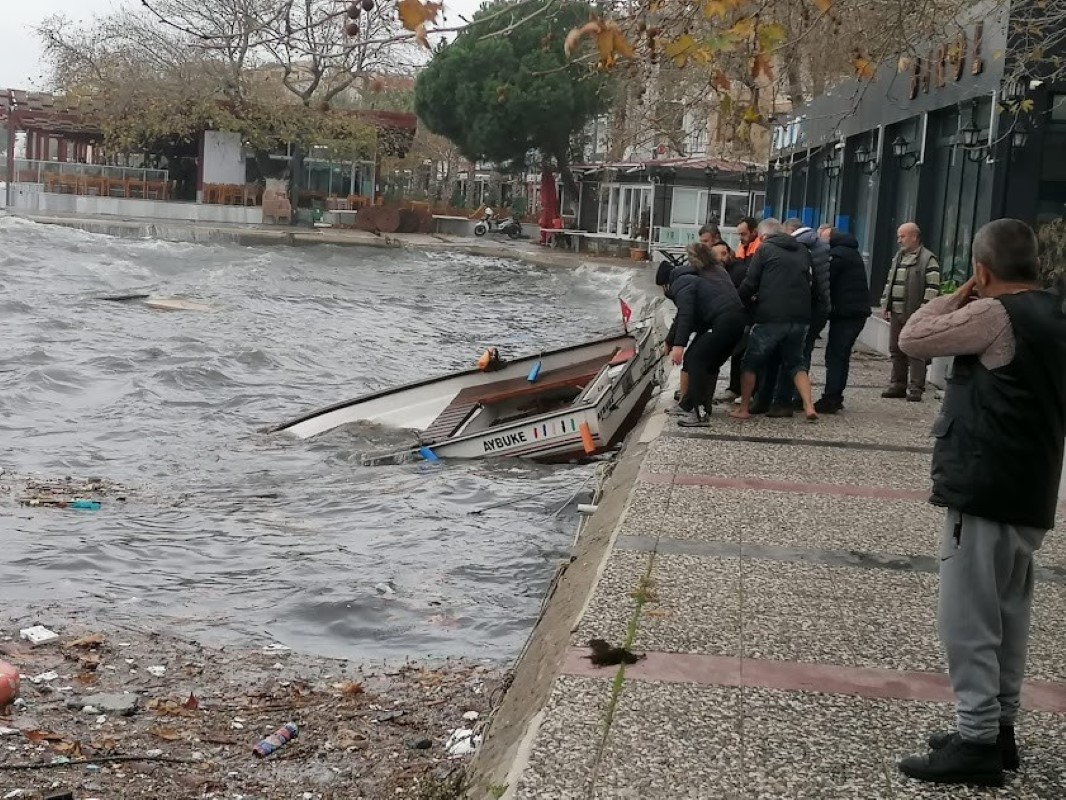 Marmara ve Avşa adalarına gemi seferine fırtına engeli