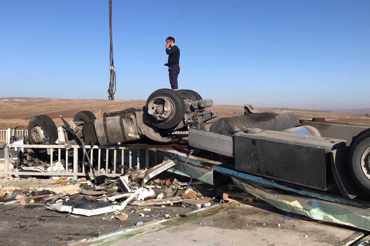 Batman’da köprüden uçan tır askıda kaldı: 2 yaralı