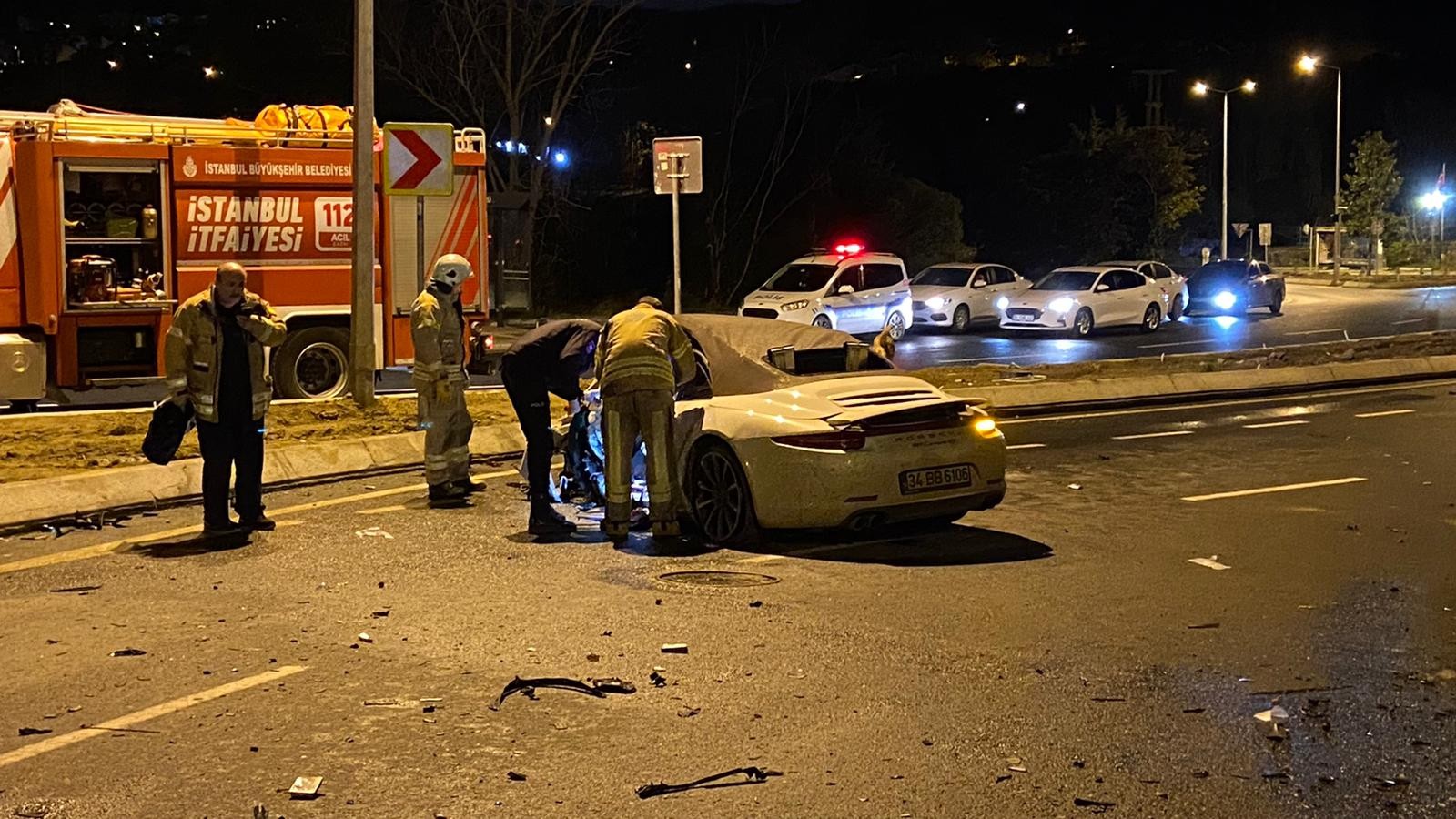 Sarıyer’de lüks araç elektrik direğine çarptı: 2’si ağır 3 yaralı
