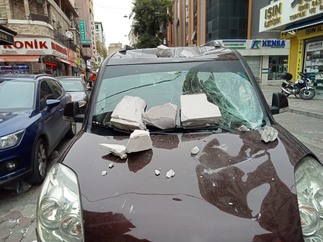 Fırtına sebebiyle inşaattan düşen beton parçaları, seyir halindeki araca düştü