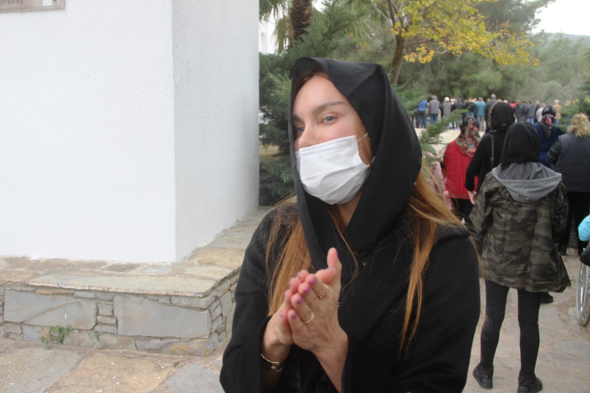 Ebru Şallı gözyaşları içerisinde babasını uğurladı