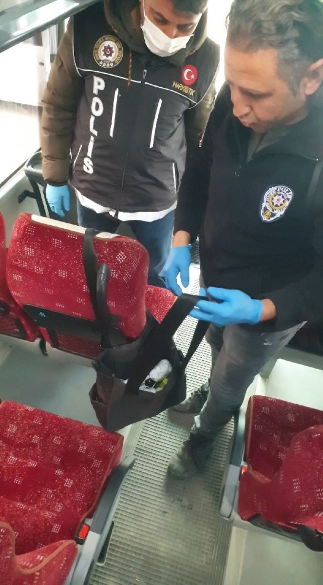 Narkotik köpeği uyuşturucuyu bulamasın diye sarımsakların arasına gizlediler