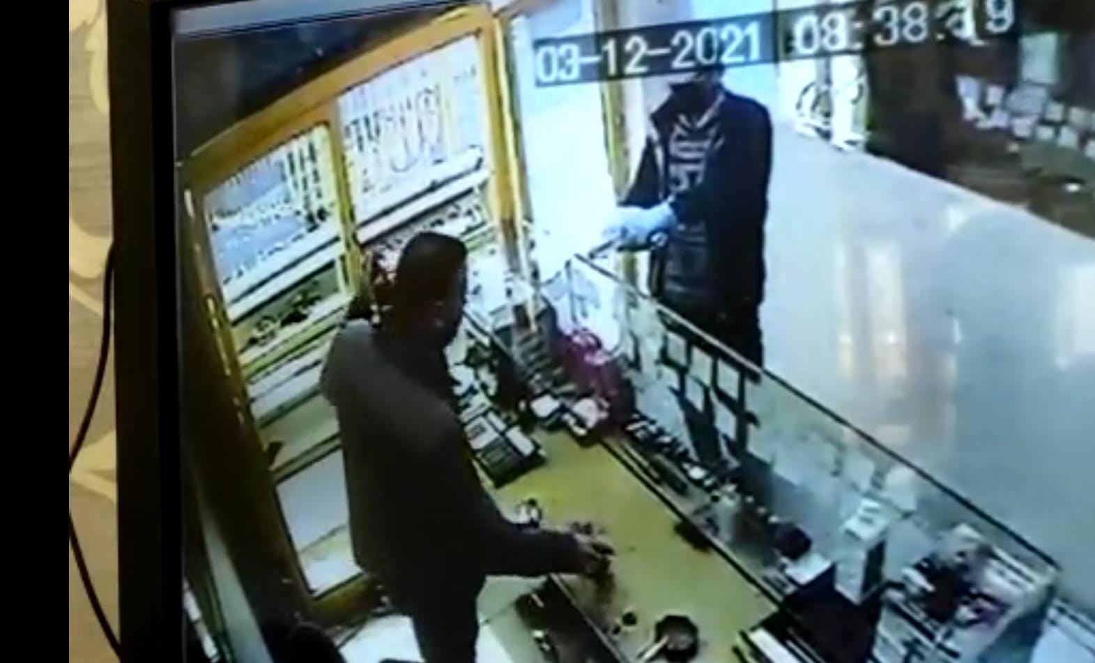 Kuyumcu soygun anında çay içmeye devam etti