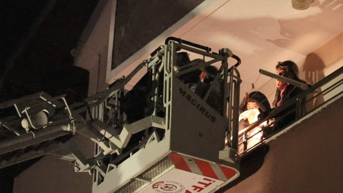 Apartman yangınında mahsur kalan 2’si bebek 14 kişi merdivenli araçla kurtarıldı