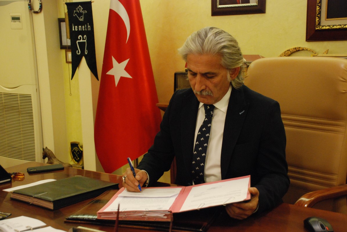 Atlı okçuluk yapan kaymakam, atölyesine girip okçu yüzüğü ve bıçak yapıyor