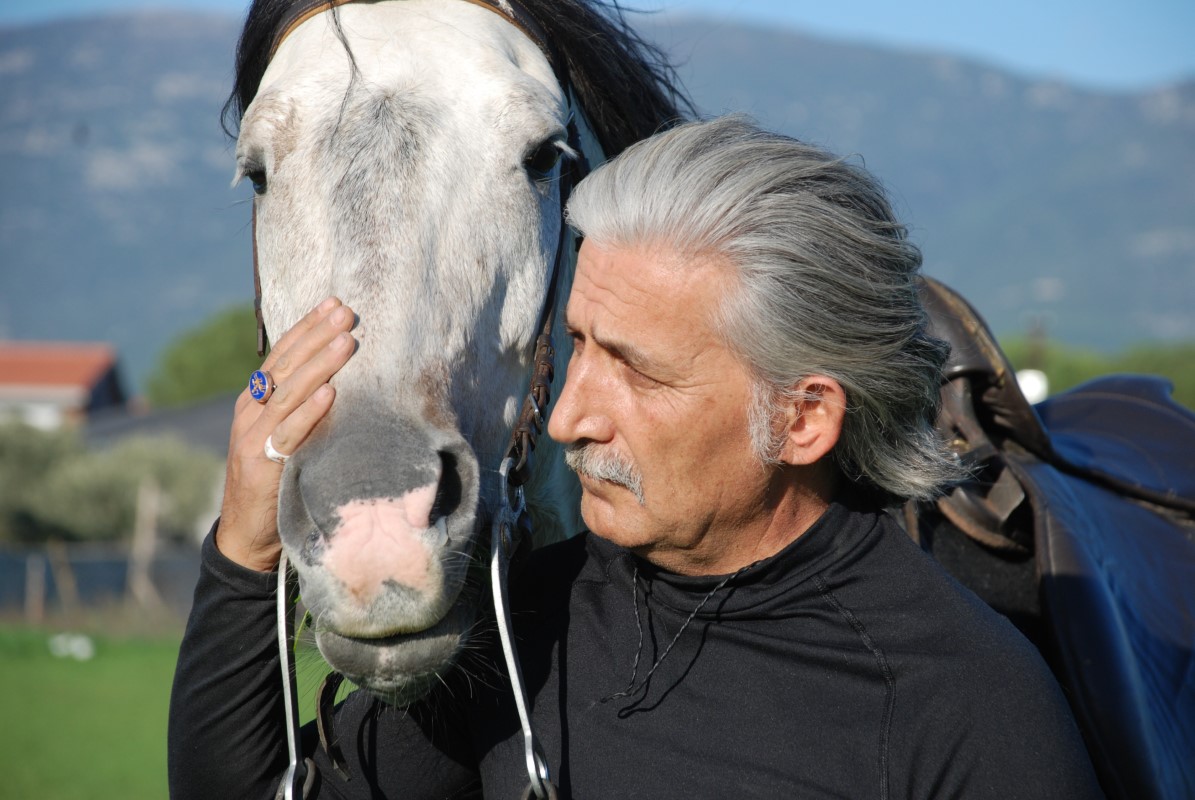 Atlı okçuluk yapan kaymakam, atölyesine girip okçu yüzüğü ve bıçak yapıyor