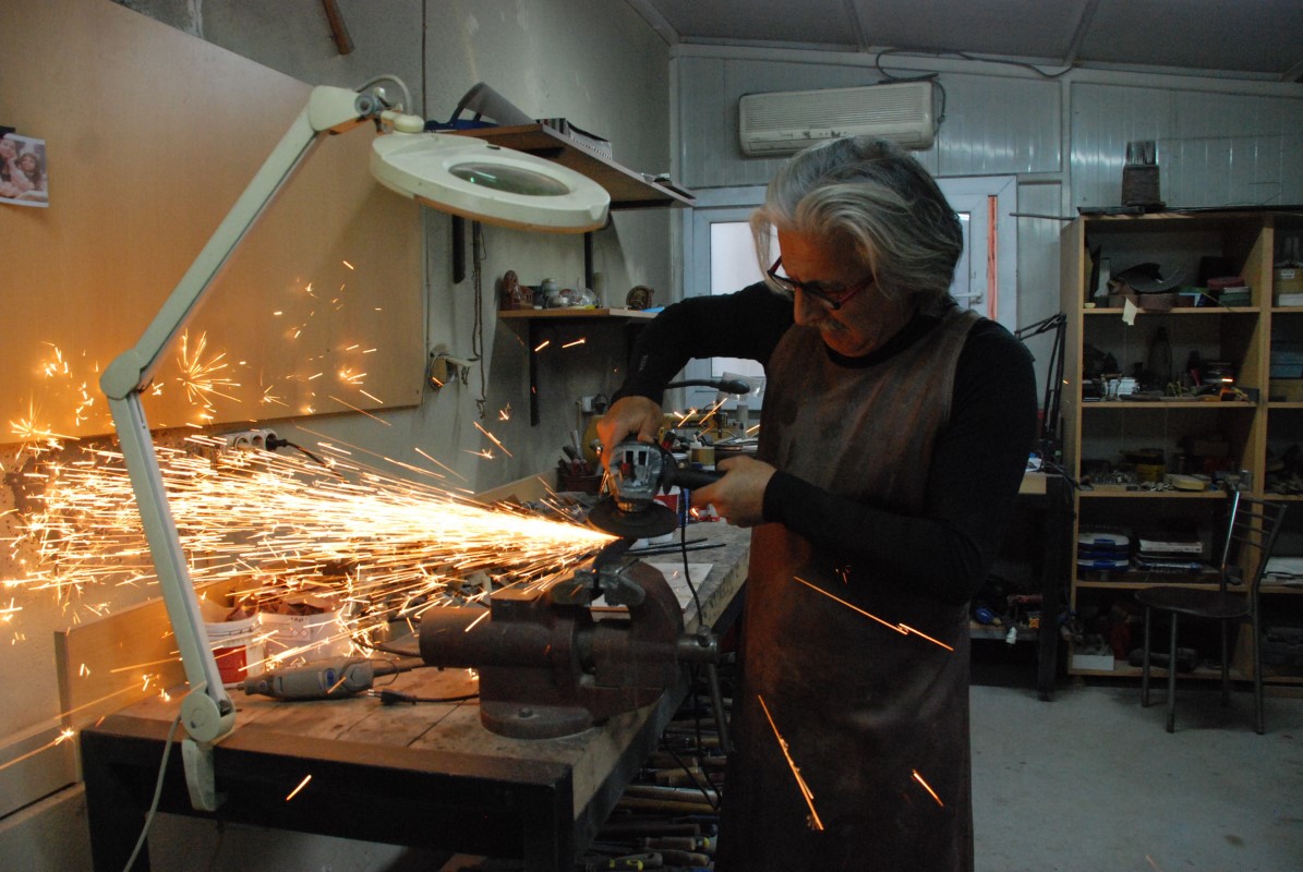 Atlı okçuluk yapan kaymakam, atölyesine girip okçu yüzüğü ve bıçak yapıyor