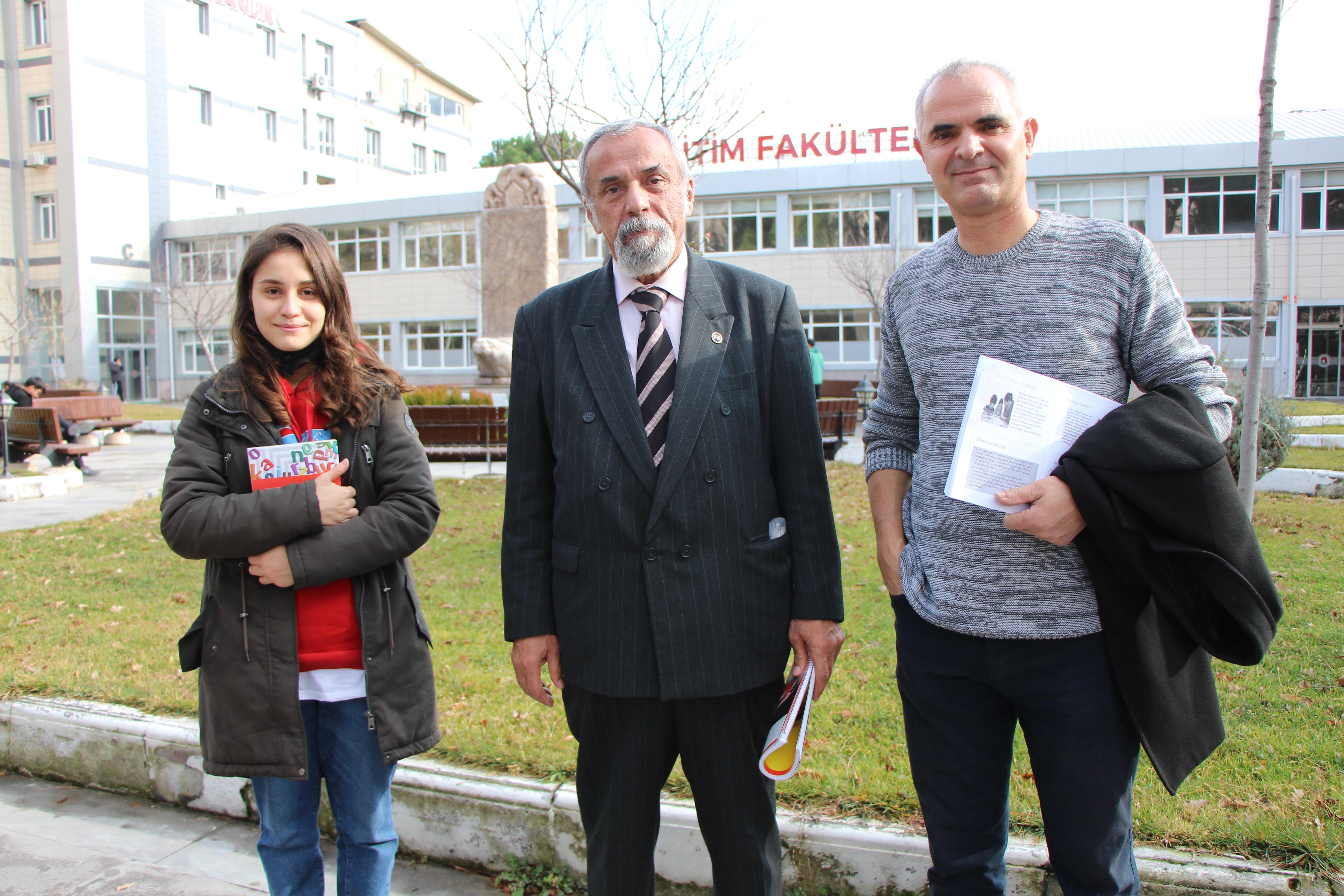Torunu yaşındakilerle aynı sırada, görenler akademisyen sanıyor