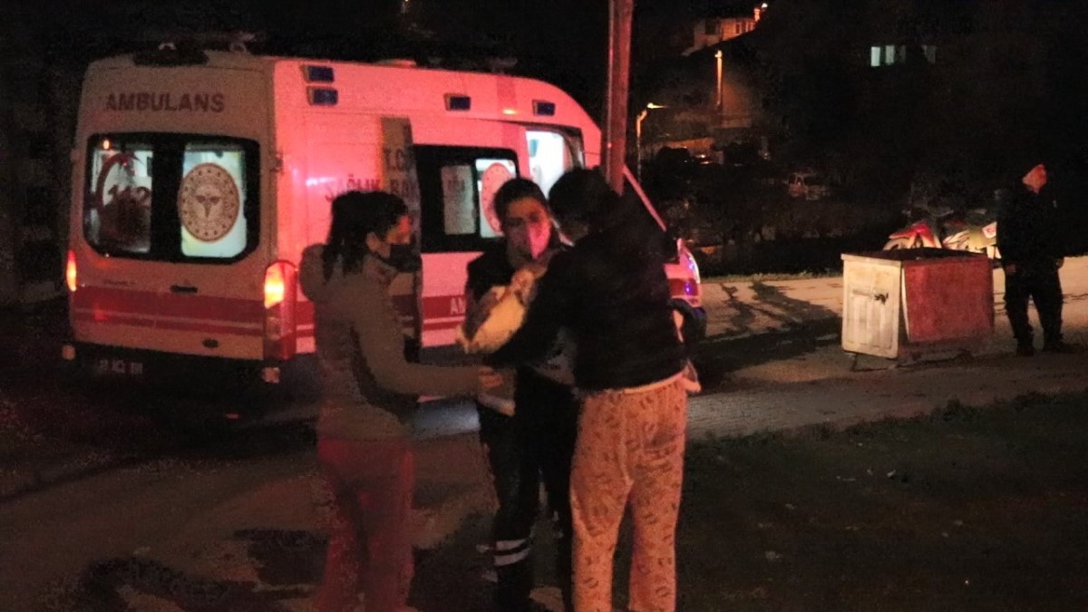 Apartman yangınında mahsur kalan 2’si bebek 14 kişi merdivenli araçla kurtarıldı