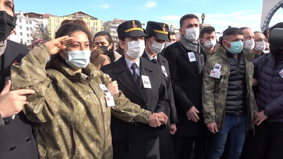 Şehit nişanlısının üniformasını giydi, asker selamıyla uğurladı