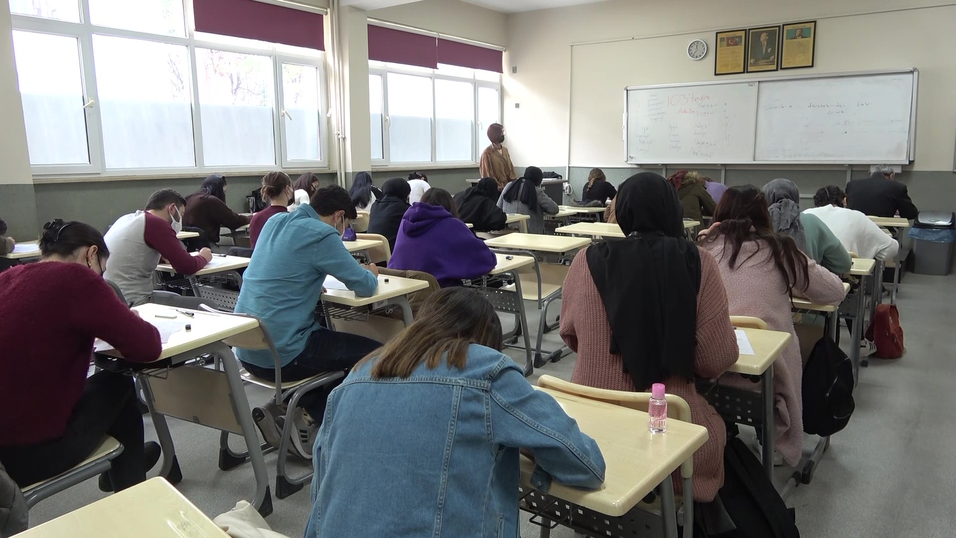 Torunu yaşındakilerle aynı sırada, görenler akademisyen sanıyor