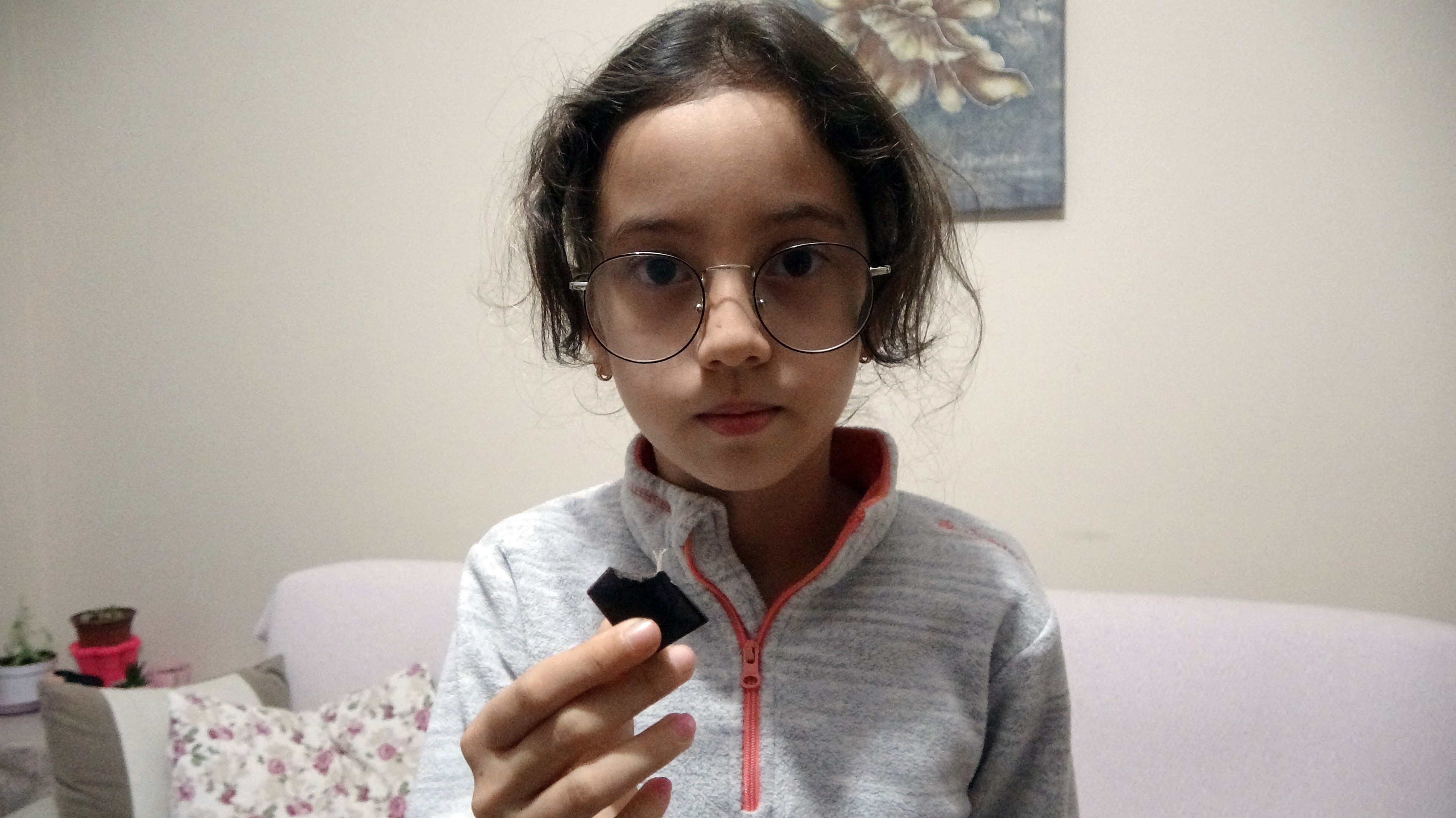 Isırdığı çikolatanın içerisinden poşet çıktı