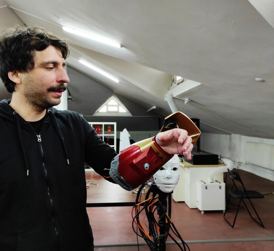 Derisinin altına yerleştirdiği çip sayesinde Iron Man gibi ateş edebiliyor