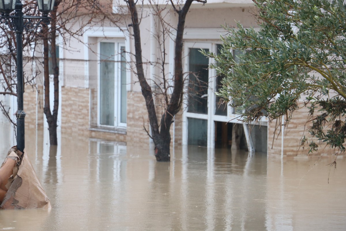 İnanılmaz görüntüler, evler sel sularına gömüldü