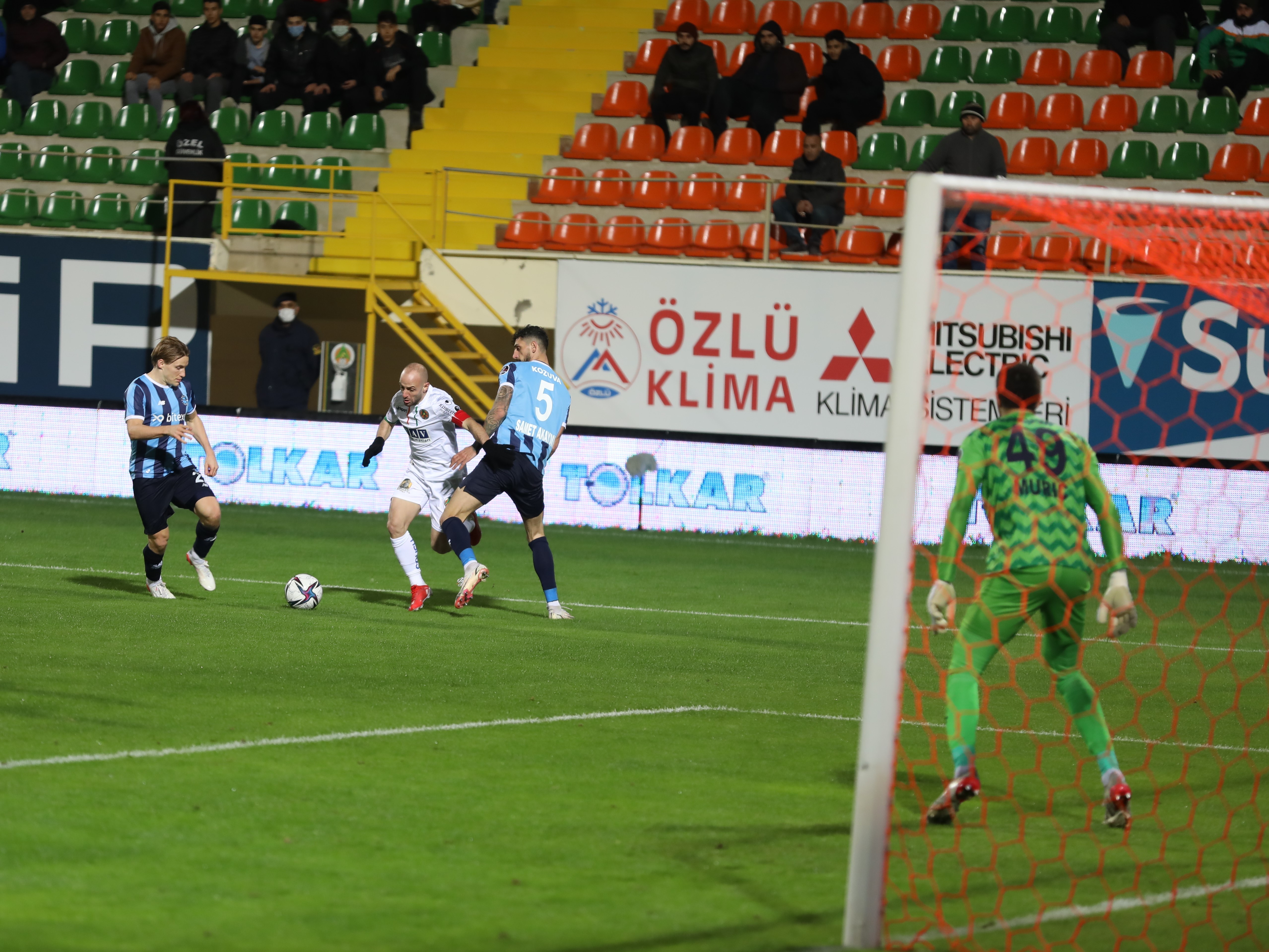 Adana Demirspor, Alanyaspor'u 3-1'le geçti