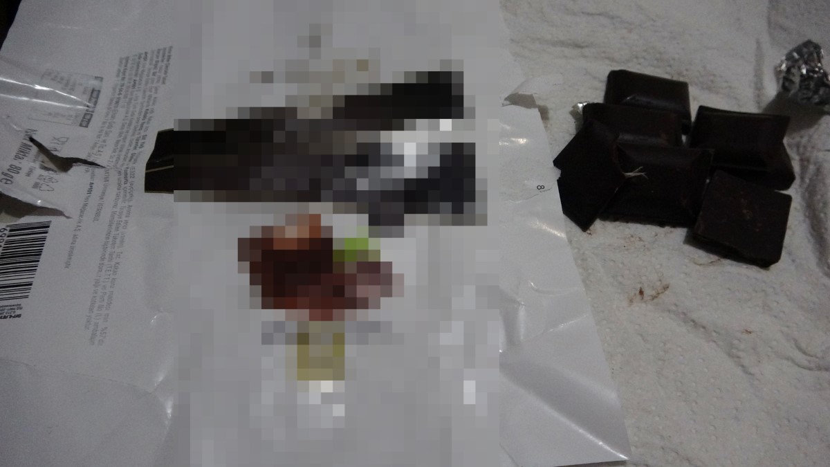 Isırdığı çikolatanın içerisinden poşet çıktı