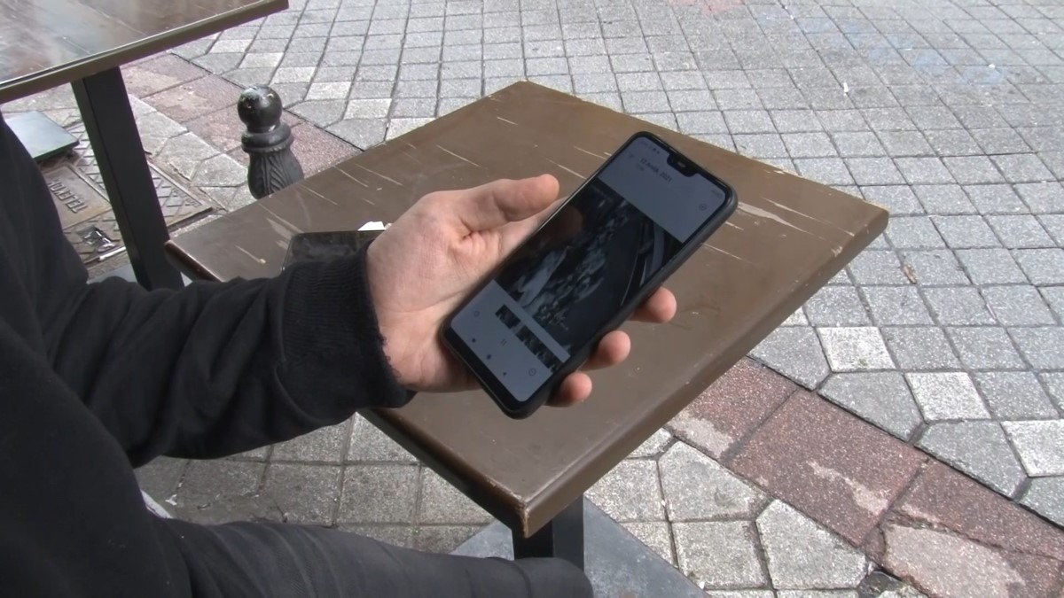 Kadıköy’de ‘Ben Superman’im’ diyen adam kafedeki masanın üzerine uçtu