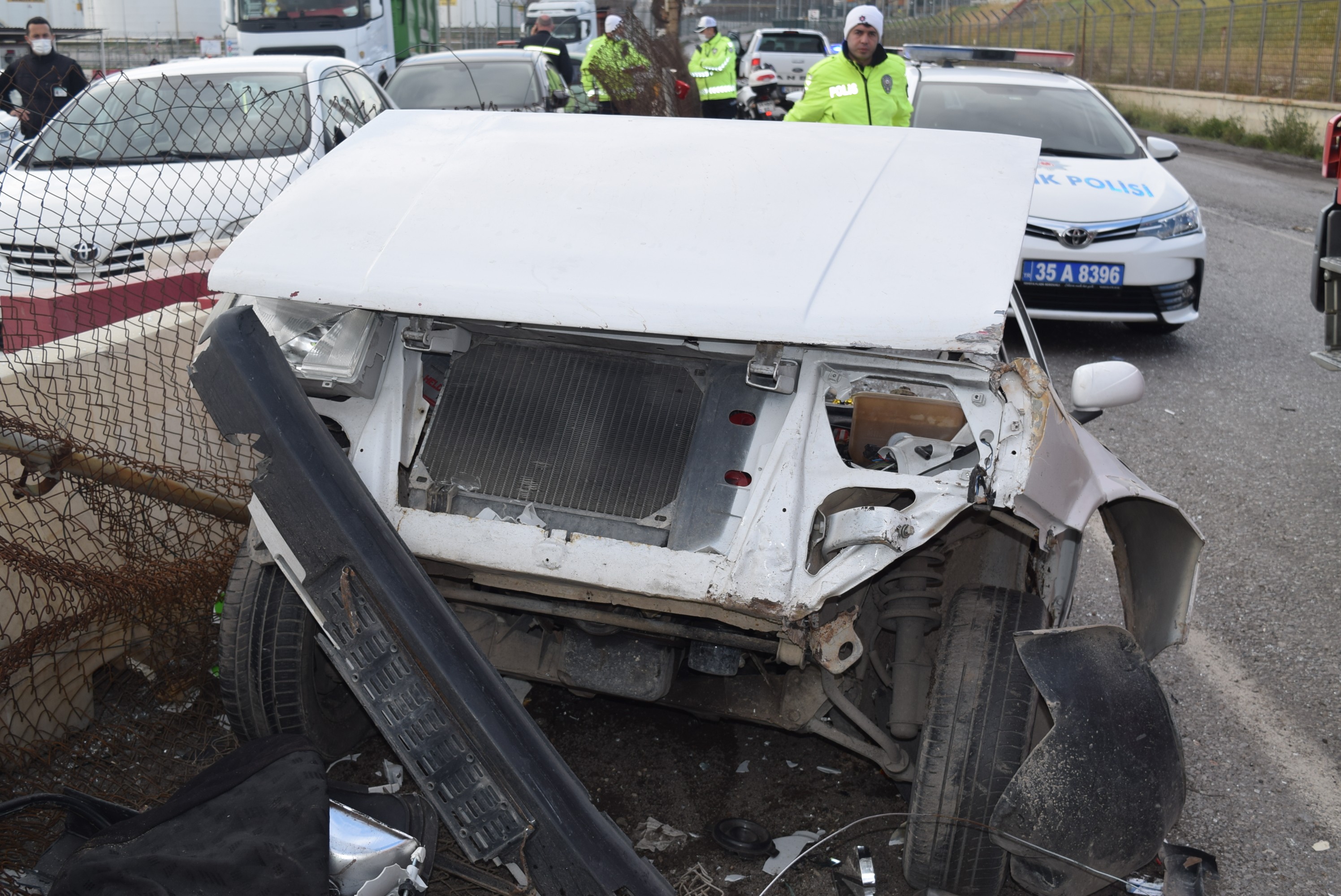 İzmir'de feci kaza: Otomobil ikiye bölündü, 4 kişi yaralandı