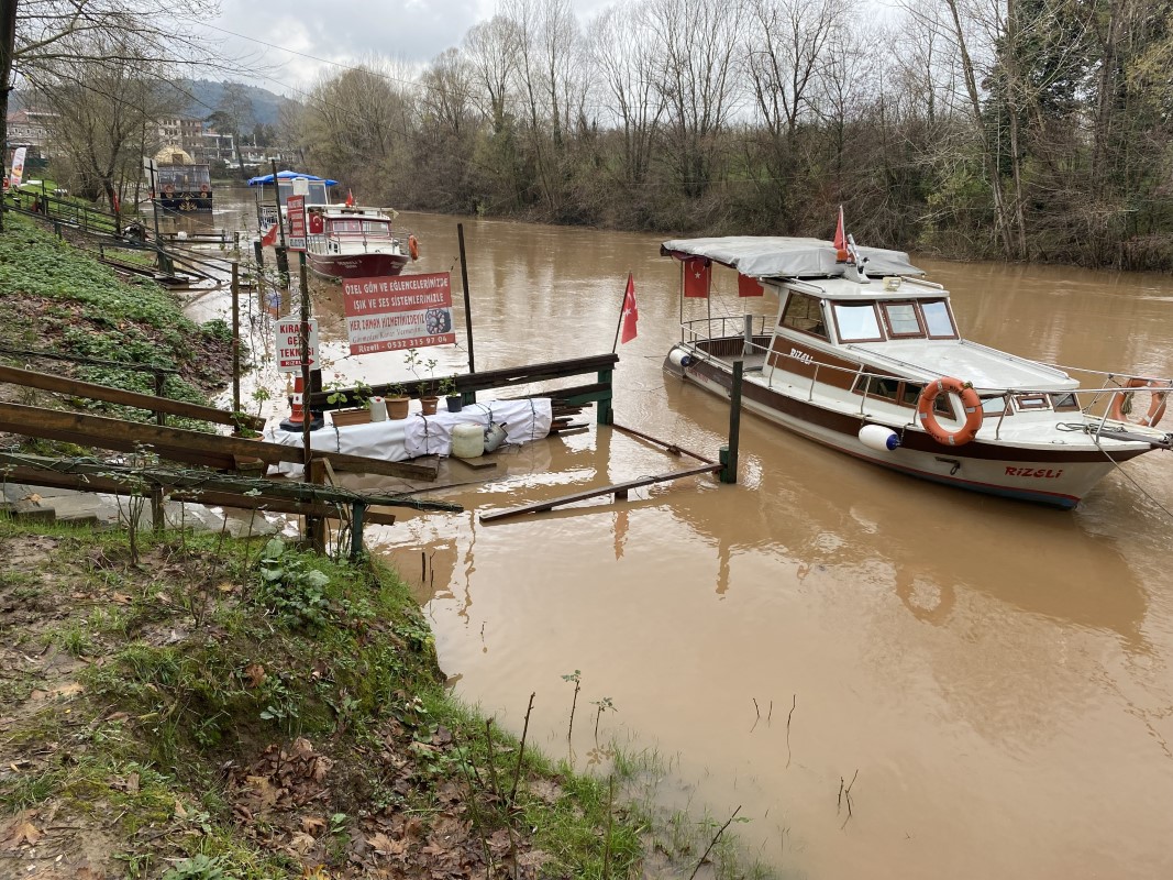 Bartın Irmağı yükseldi, iskeleler su altında kaldı