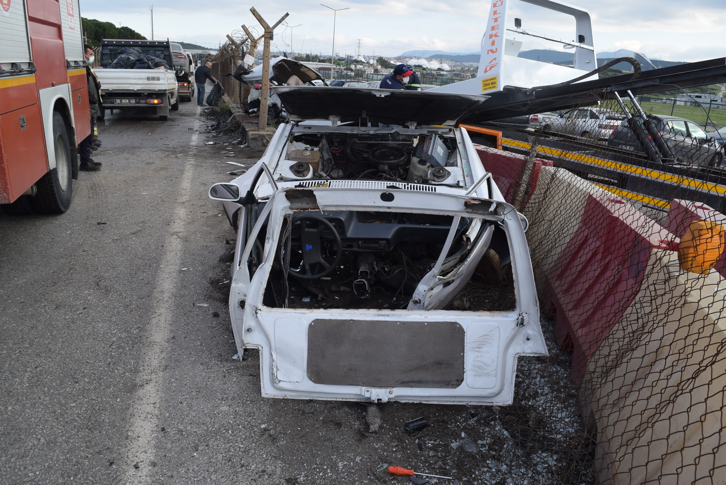 İzmir'de feci kaza: Otomobil ikiye bölündü, 4 kişi yaralandı