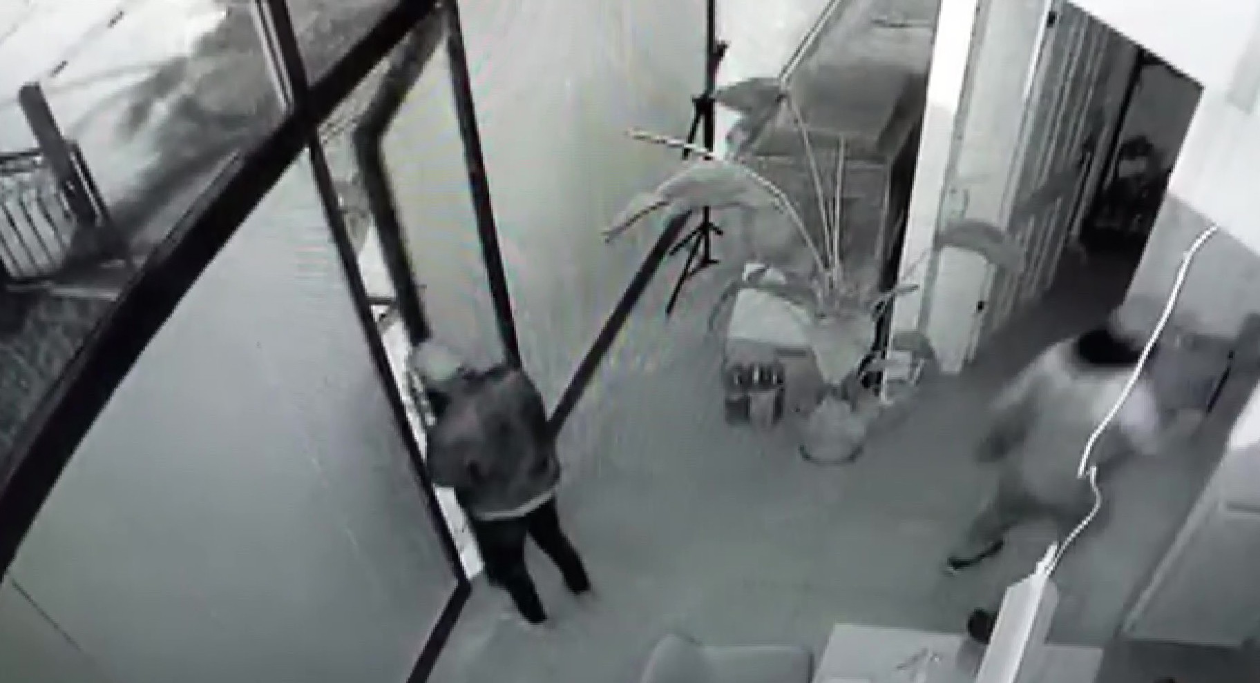 Kadıköy’de 3 farklı işyerinde yaşanan hırsızlık kamerada