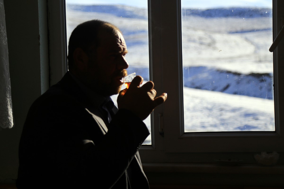 Gümüşhaneli 57 yaşındaki Ömer Faruk Soydaş bir oturuşta 100 bardak çay içiyor