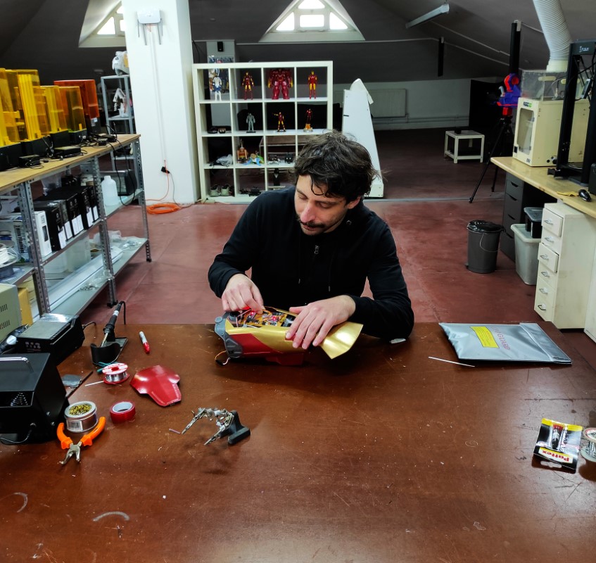 Derisinin altına yerleştirdiği çip sayesinde Iron Man gibi ateş edebiliyor