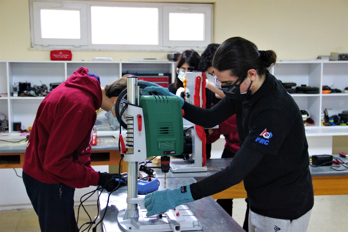 Lise öğrencilerinin geliştirdiği robot denizleri tertemiz yapacak