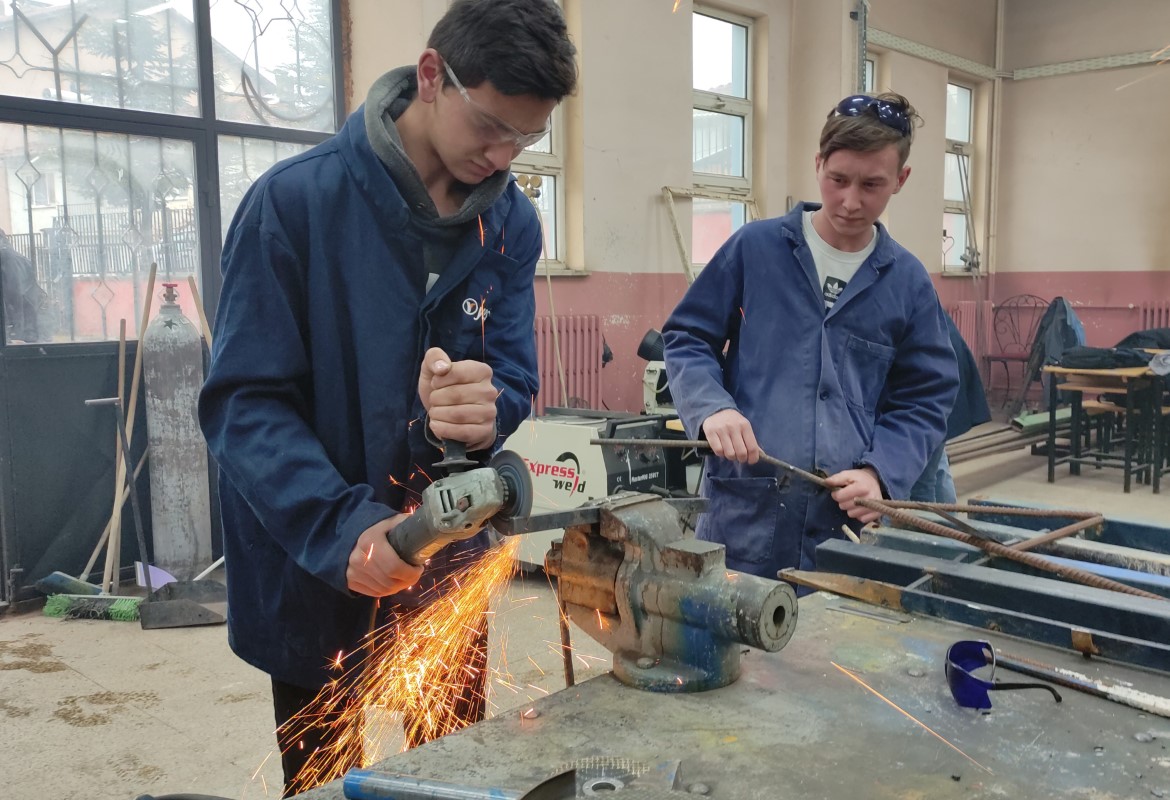 Hem lise okuyor, hem okulların demir işlerini yapıyorlar
