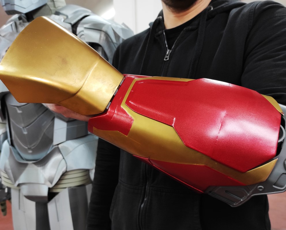 Derisinin altına yerleştirdiği çip sayesinde Iron Man gibi ateş edebiliyor