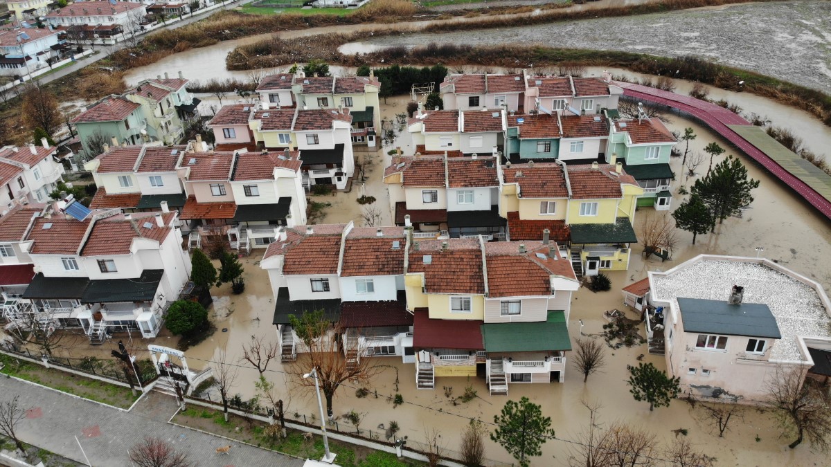 İnanılmaz görüntüler, evler sel sularına gömüldü