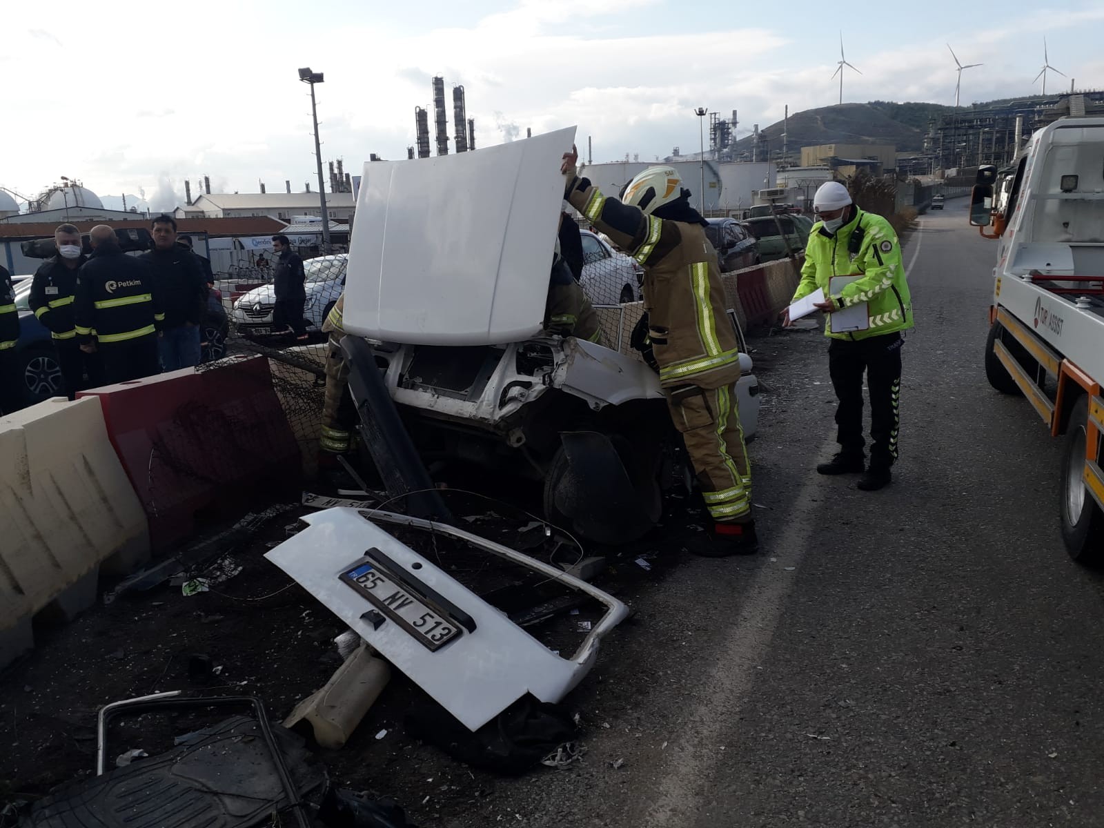 İzmir'de feci kaza: Otomobil ikiye bölündü, 4 kişi yaralandı