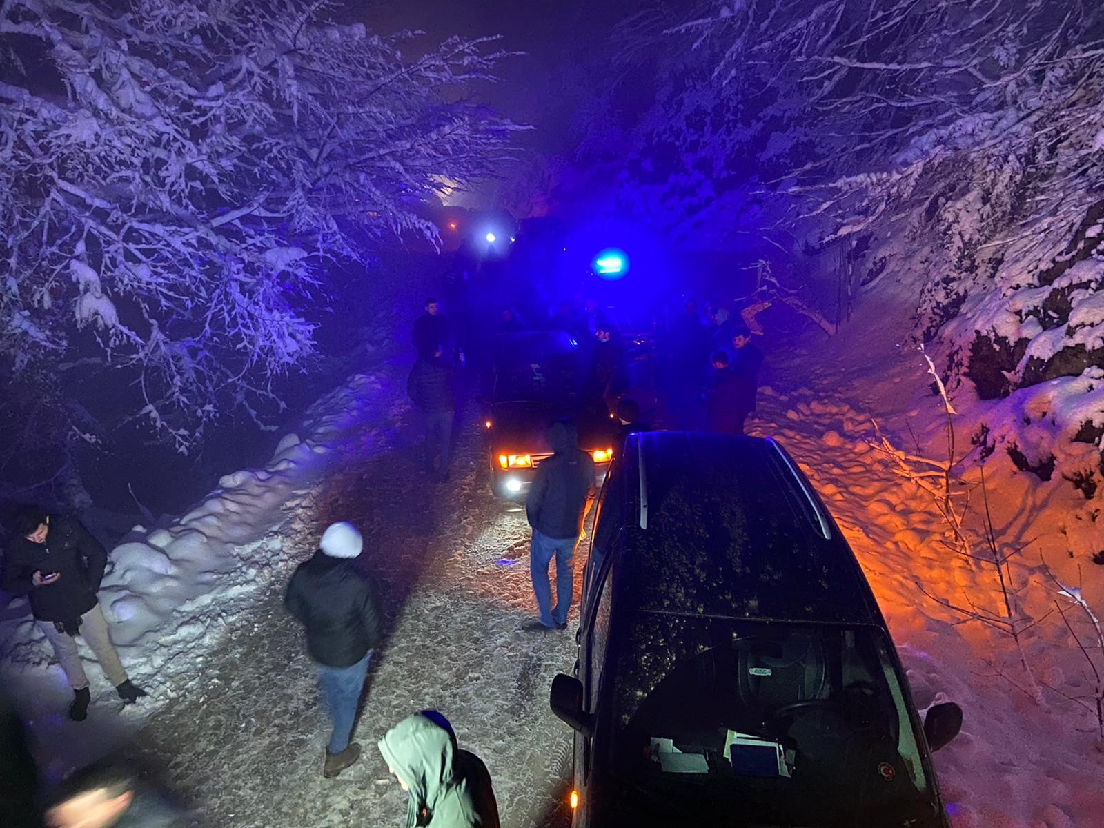 200 metre uçuruma yuvarlanan 2 genç donmak üzereyken böyle kurtarıldılar