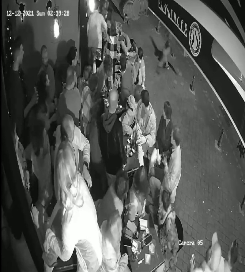 Kadıköy’de ‘Ben Superman’im’ diyen adam kafedeki masanın üzerine uçtu