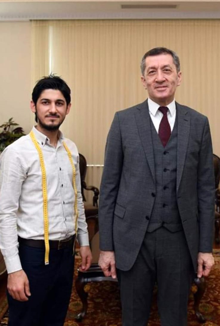 Cumhurbaşkanı Erdoğan ve birçok siyasetçinin özel dikim gömlekleri onun elinden çıkıyor