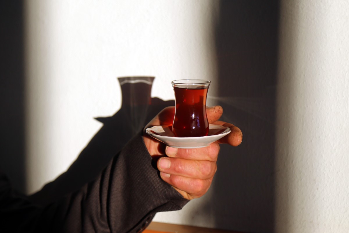 Gümüşhaneli 57 yaşındaki Ömer Faruk Soydaş bir oturuşta 100 bardak çay içiyor