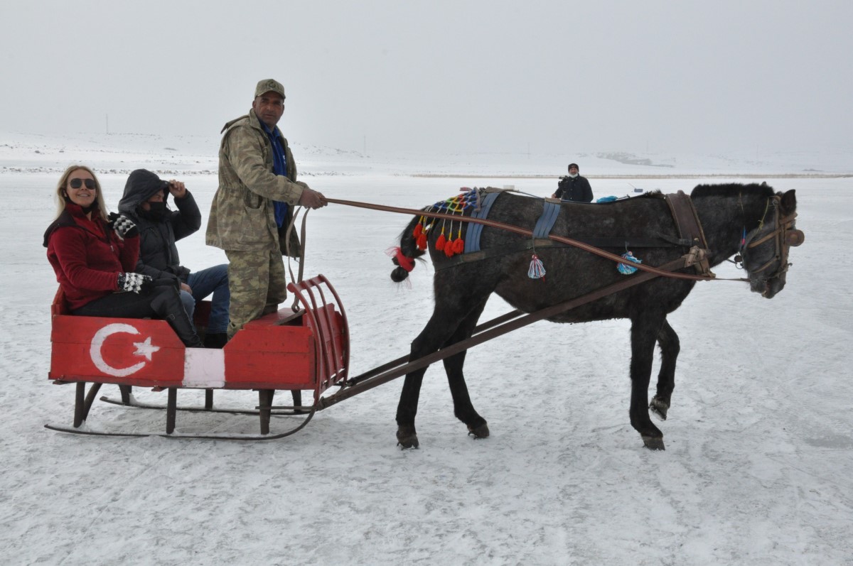 Çıldır Gölü’nde dörtnala atlı kızak keyfi