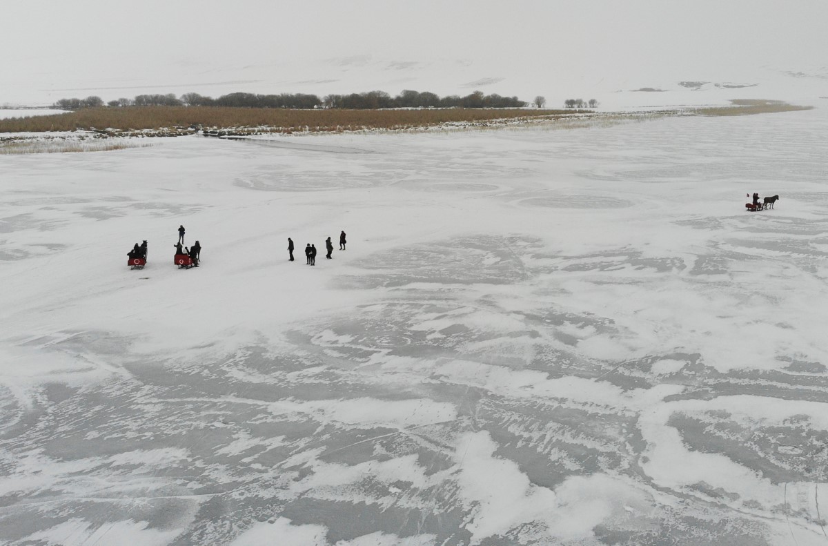 Çıldır Gölü’nde dörtnala atlı kızak keyfi