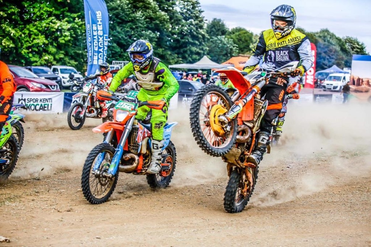 17 yaşındaki Anıl Özeşker, enduro yarışlarında kupaları topladı