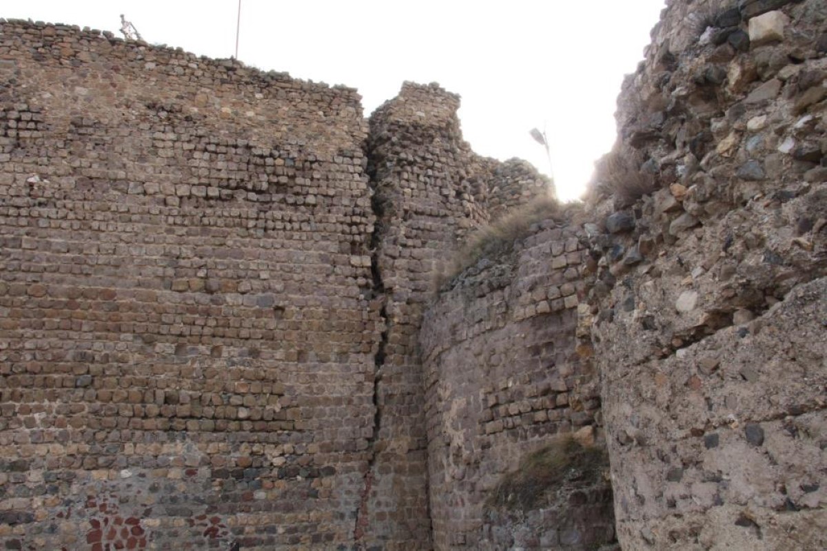 Oltu kalesi gövdesinde yarıklar oluştu