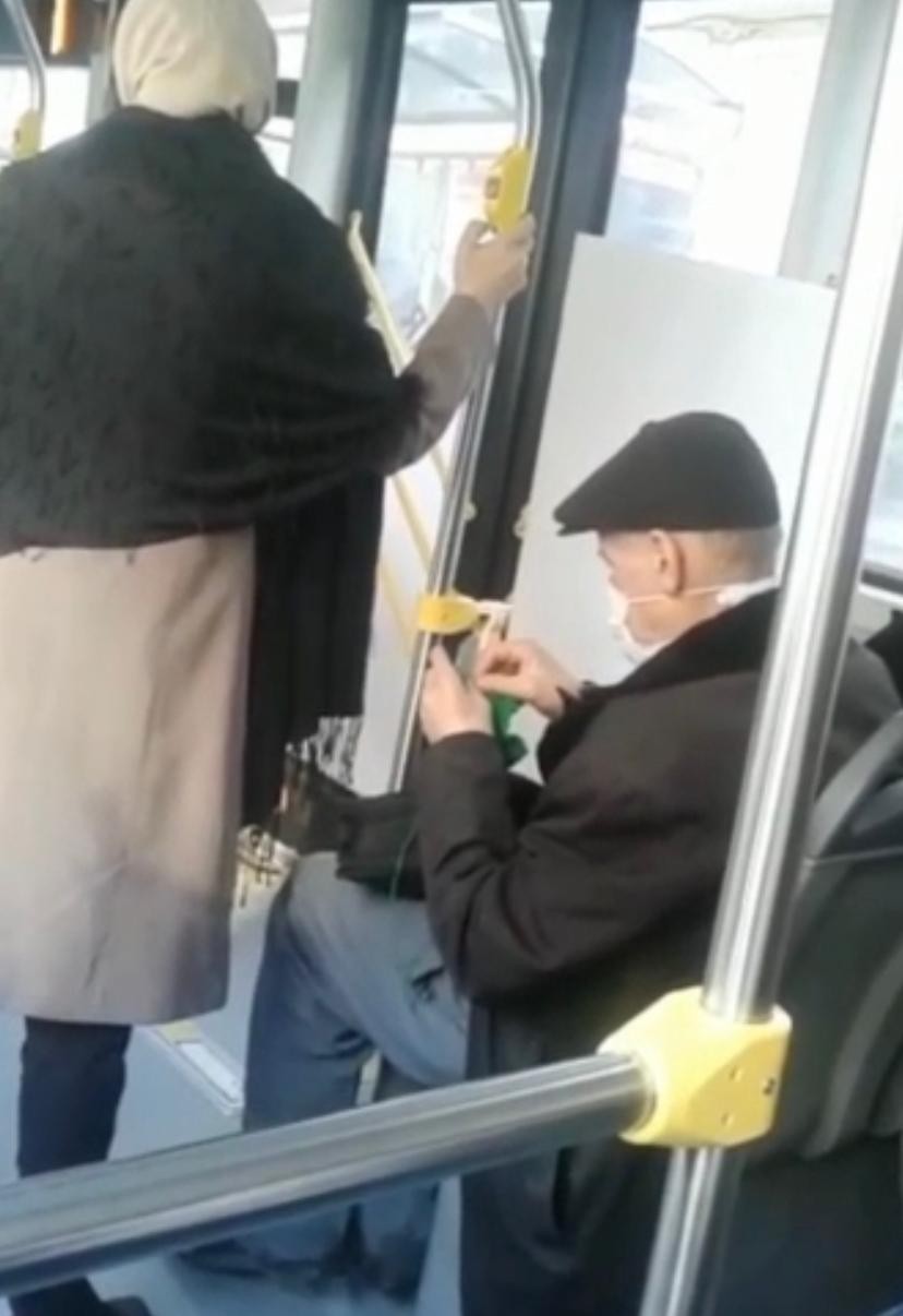 Örgü ören yaşlı amcayı görenler gözlerine inanamadı