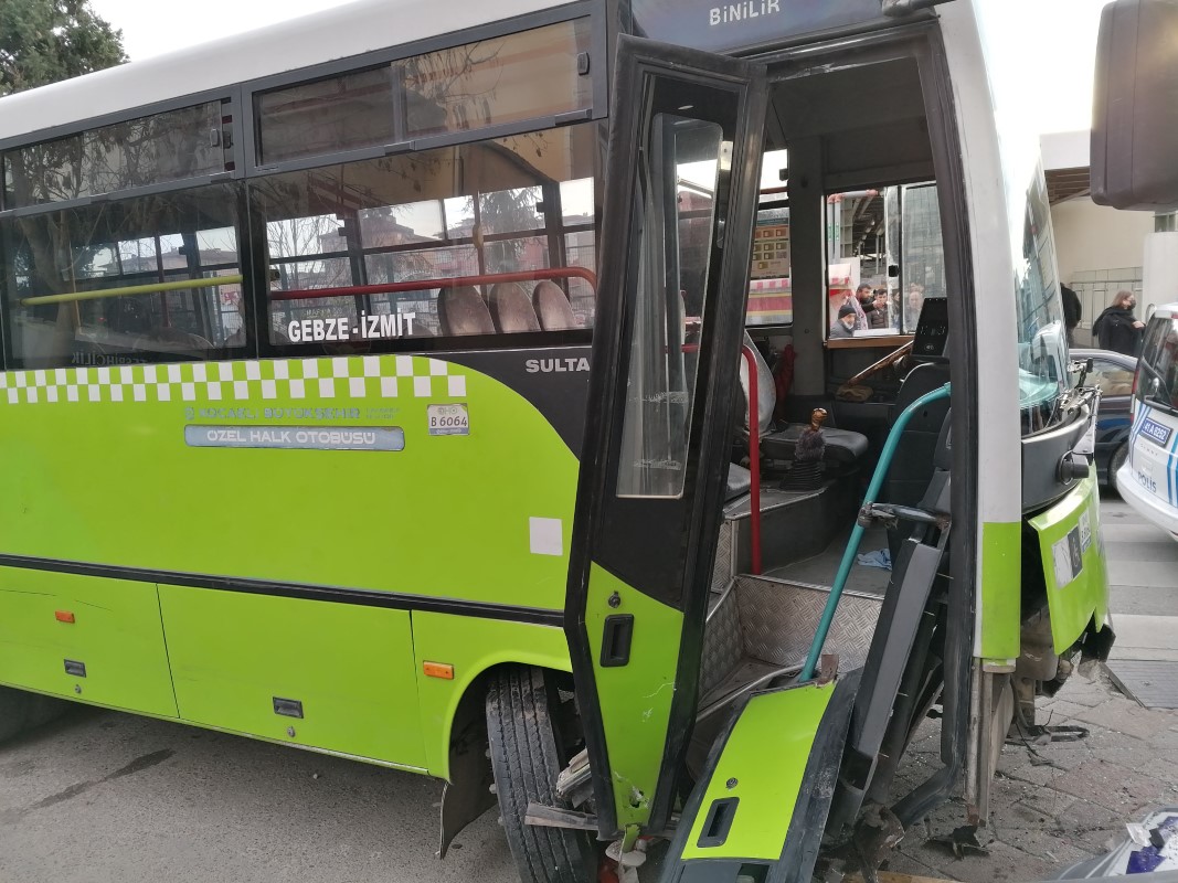 Otobüs durağa çarptı, bekleyen yolcular altında kaldı: 3 yaralı