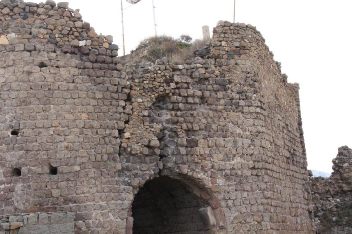 Oltu kalesi gövdesinde yarıklar oluştu