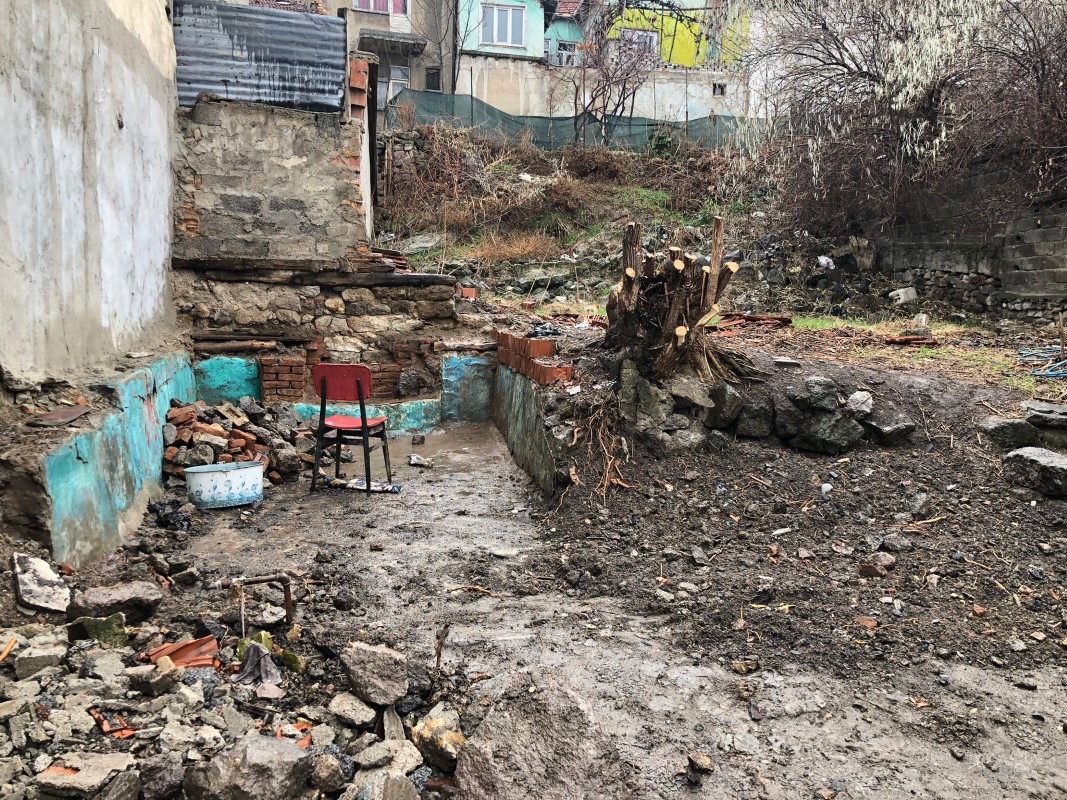 Gece girdikleri bahçede türbe var diyerek mezar yeri yapıp, mutfak bölümünü de yıktılar