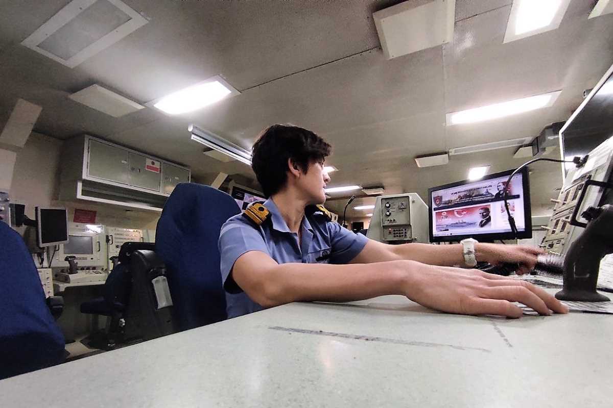 Türk savaş gemisinin kadın subayı