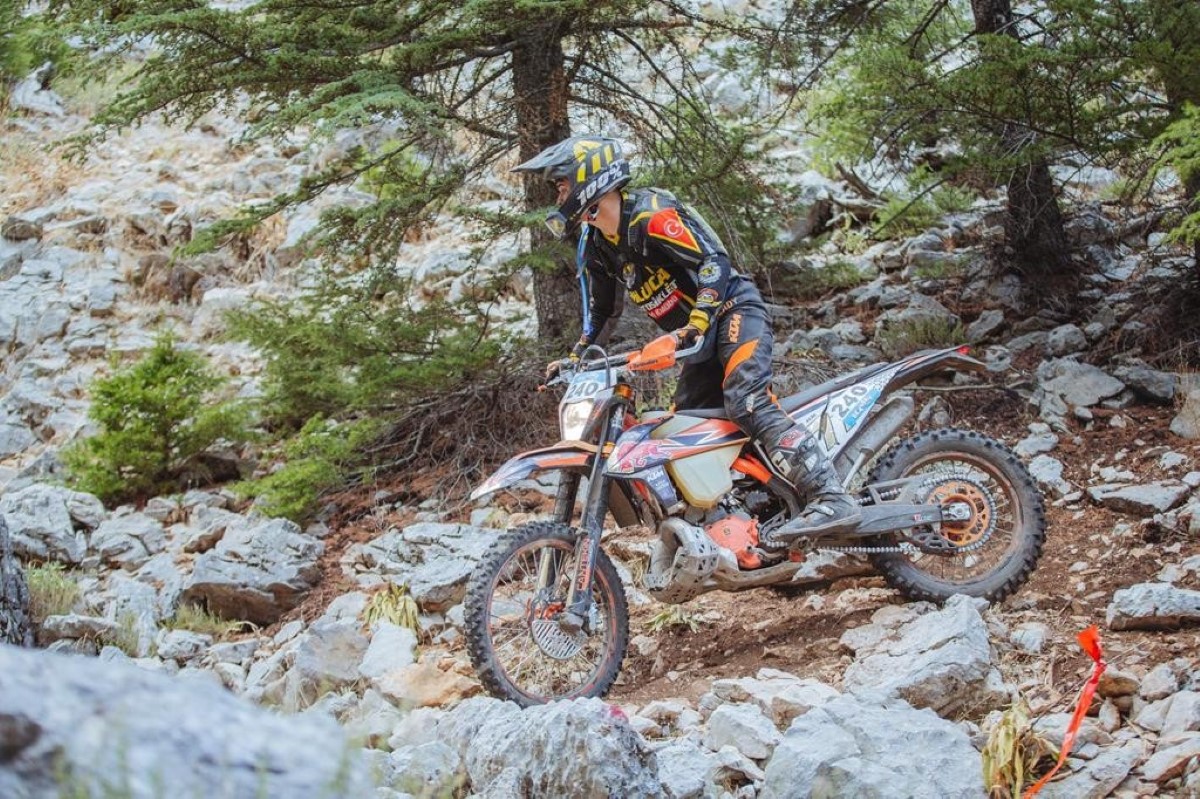 17 yaşındaki Anıl Özeşker, enduro yarışlarında kupaları topladı