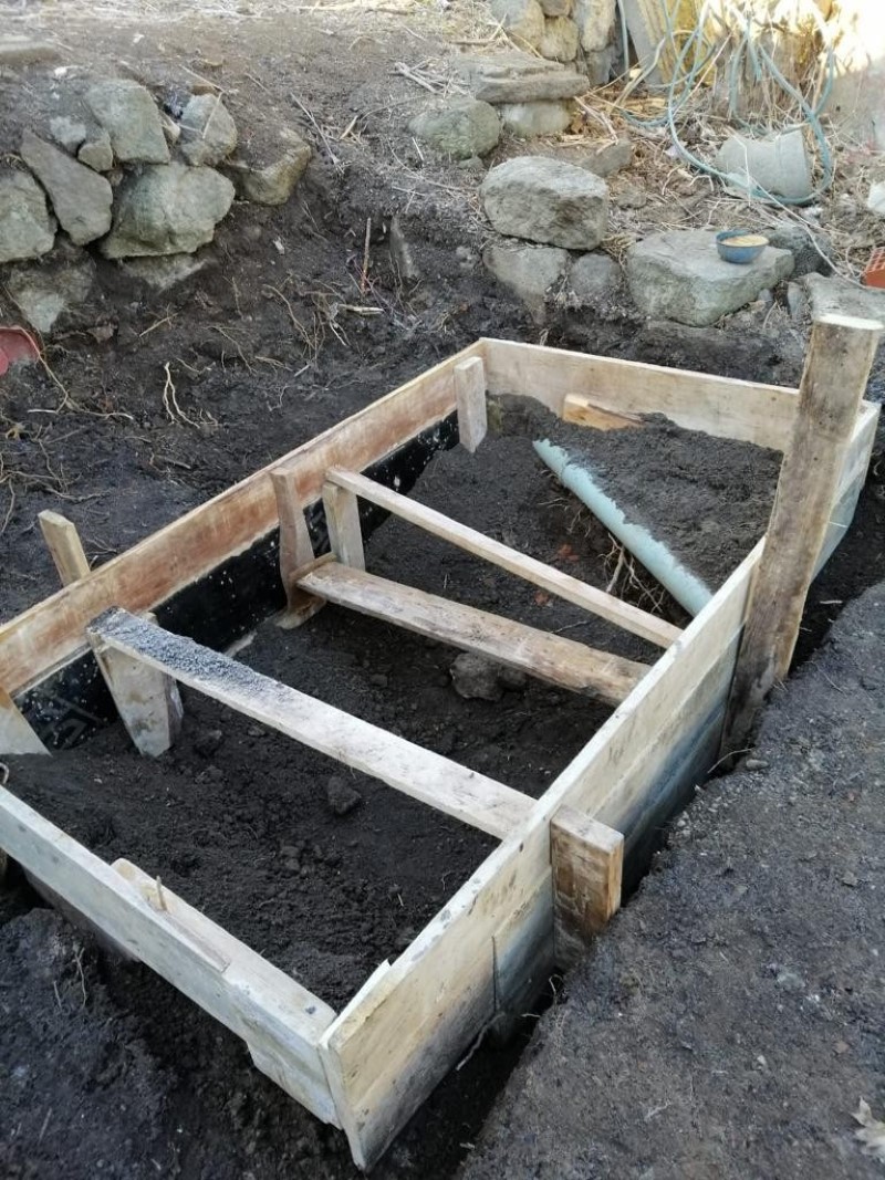 Gece girdikleri bahçede türbe var diyerek mezar yeri yapıp, mutfak bölümünü de yıktılar