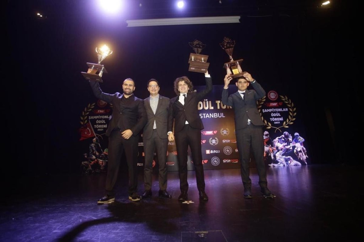 17 yaşındaki Anıl Özeşker, enduro yarışlarında kupaları topladı